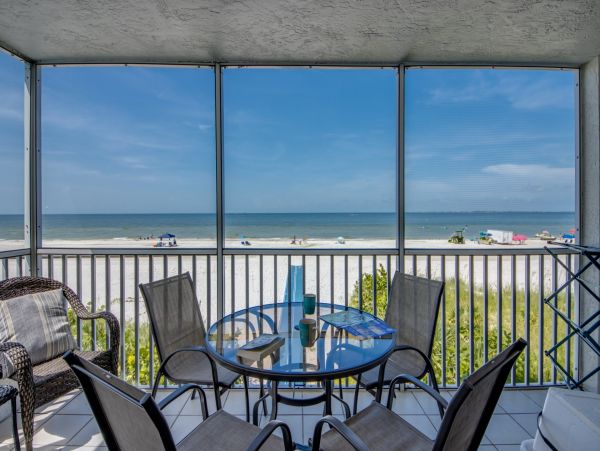 Fort Myers Beach Vacation Rentals 2-Bedroom Beachfront Condo with Gulf Views