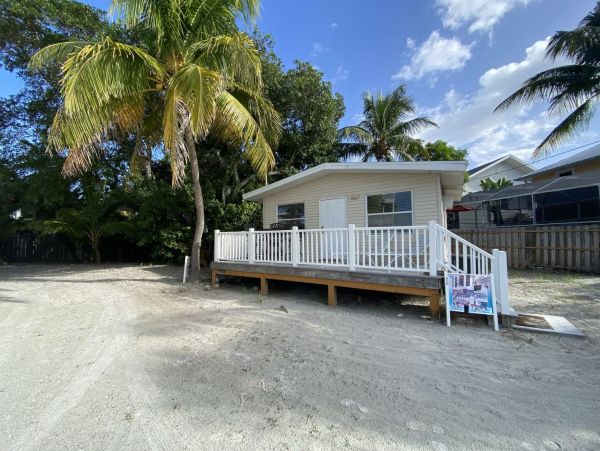 Fort Myers Vacation Studio Steps to Beach Sleeps 2 Guests