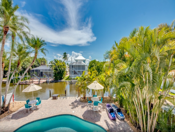 Florida Island Vacation Rentals - Gulf Coast Beach Homes with Canal Access & Pet Friendly