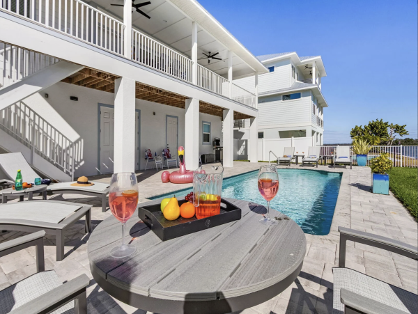 Coastal Paradise in Fort Myers - Luxury Vacation Home 3 Bedroom