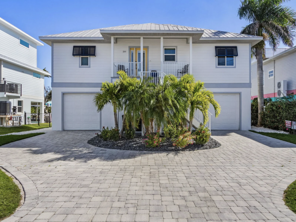 Coastal Paradise in Fort Myers - Luxury Vacation Home 3 Bedroom