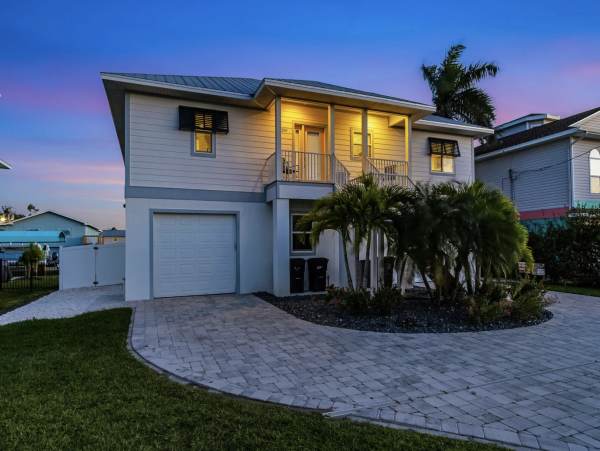Coastal Paradise in Fort Myers - Luxury Vacation Home 3 Bedroom