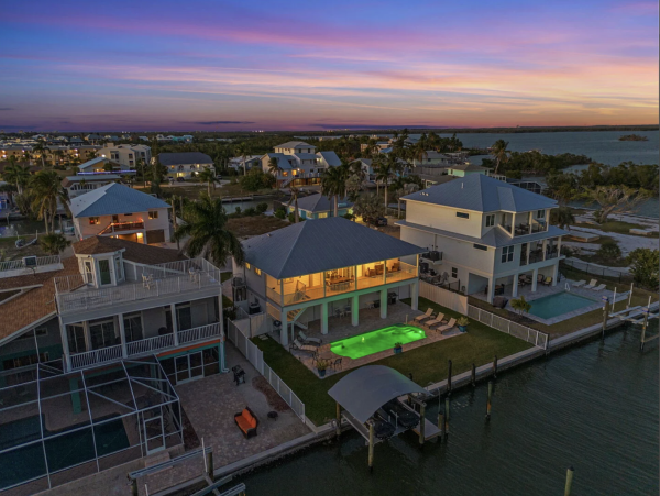 Coastal Paradise in Fort Myers - Luxury Vacation Home 3 Bedroom
