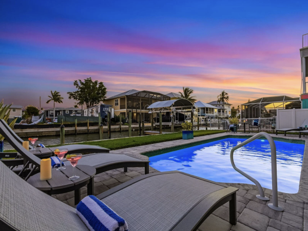 Coastal Paradise in Fort Myers - Luxury Vacation Home 3 Bedroom