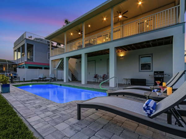 Coastal Paradise in Fort Myers - Luxury Vacation Home 3 Bedroom