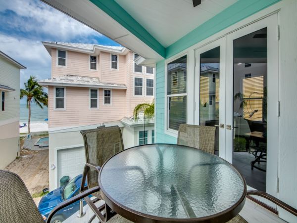 Luxurious Oceanside 3 Bedroom Vacation Home Walk To Beach