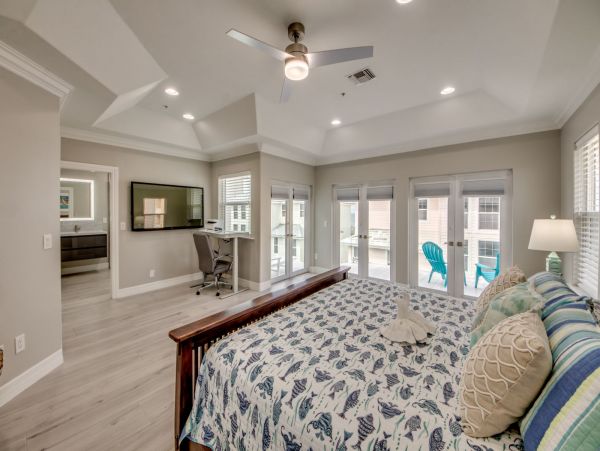 Luxurious Oceanside 3 Bedroom Vacation Home Walk To Beach