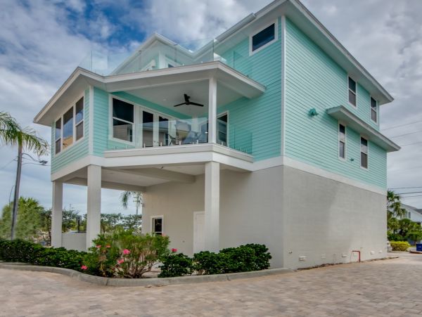 Luxurious Oceanside 3 Bedroom Vacation Home Walk To Beach