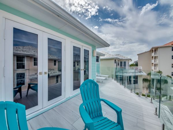 Luxurious Oceanside 3 Bedroom Vacation Home Walk To Beach