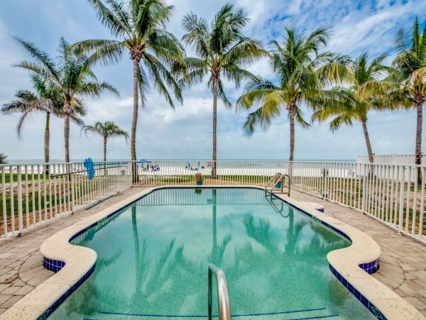 Luxurious Oceanside 3 Bedroom Vacation Home Walk To Beach