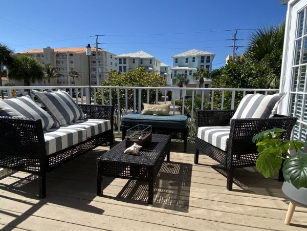 Charming Fort Myers Vacation Home Close to Beach Sleeps 10