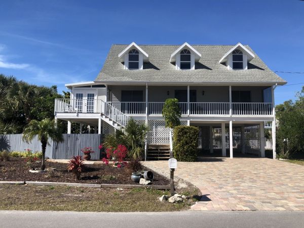 Charming Fort Myers Vacation Home Close to Beach Sleeps 10