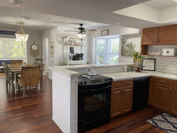 Charming Fort Myers Vacation Home Close to Beach Sleeps 10