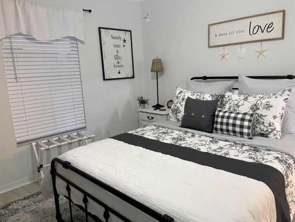 Charming Fort Myers Vacation Home Close to Beach Sleeps 10
