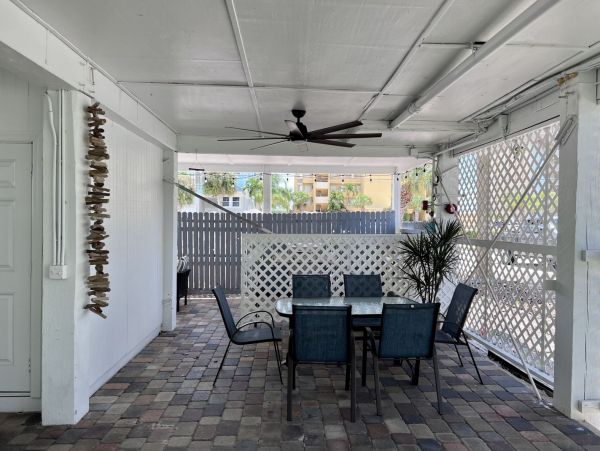 Charming Fort Myers Vacation Home Close to Beach Sleeps 10