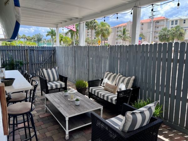 Charming Fort Myers Vacation Home Close to Beach Sleeps 10
