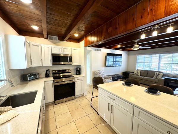 Lovely Vacation Getaway with Private Pool in Fort Myers Beach