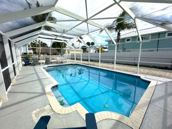Lovely Vacation Getaway with Private Pool in Fort Myers Beach
