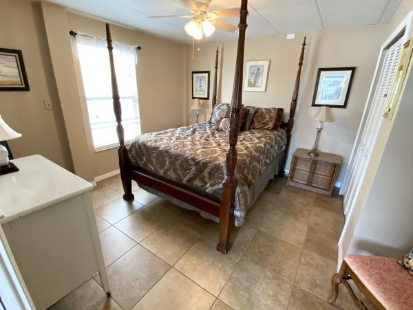 Beautiful Fort Myers Vacation Home Walk to Beach with Pool