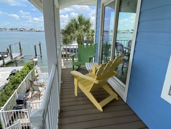 Beautiful Fort Myers Vacation Home Walk to Beach with Pool