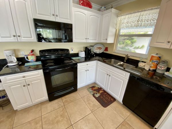 Beautiful Fort Myers Vacation Home Walk to Beach with Pool