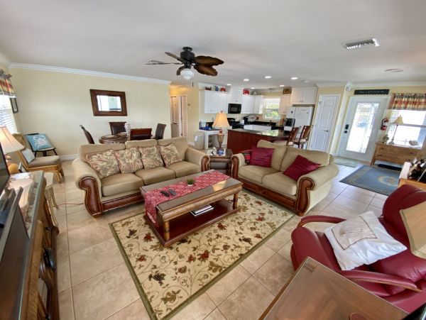 Beautiful Fort Myers Vacation Home Walk to Beach with Pool