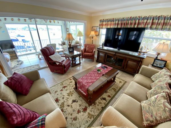 Beautiful Fort Myers Vacation Home Walk to Beach with Pool