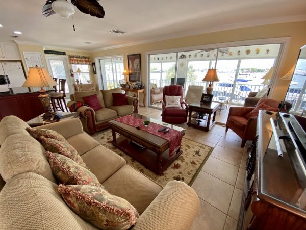 Beautiful Fort Myers Vacation Home Walk to Beach with Pool