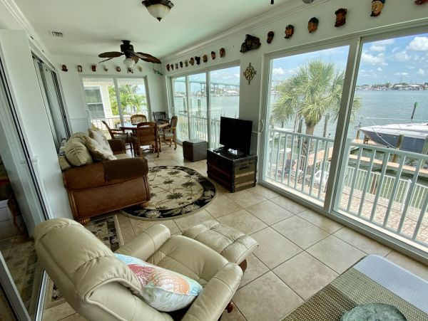 Beautiful Fort Myers Vacation Home Walk to Beach with Pool