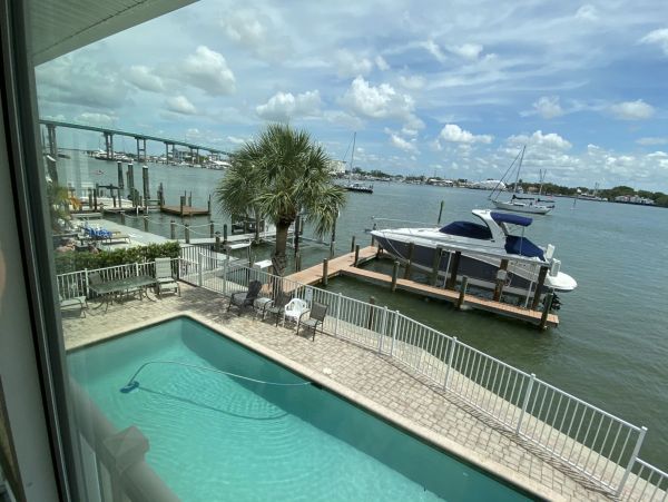 Beautiful Fort Myers Vacation Home Walk to Beach with Pool