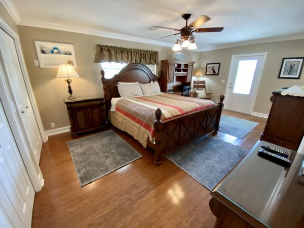 Beautiful Fort Myers Vacation Home Walk to Beach with Pool