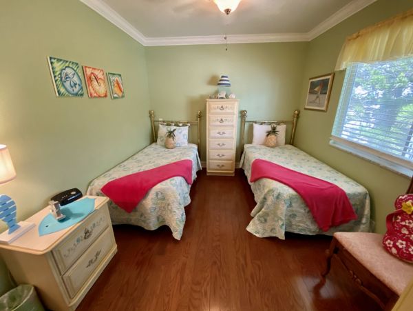 Beautiful Fort Myers Vacation Home Walk to Beach with Pool