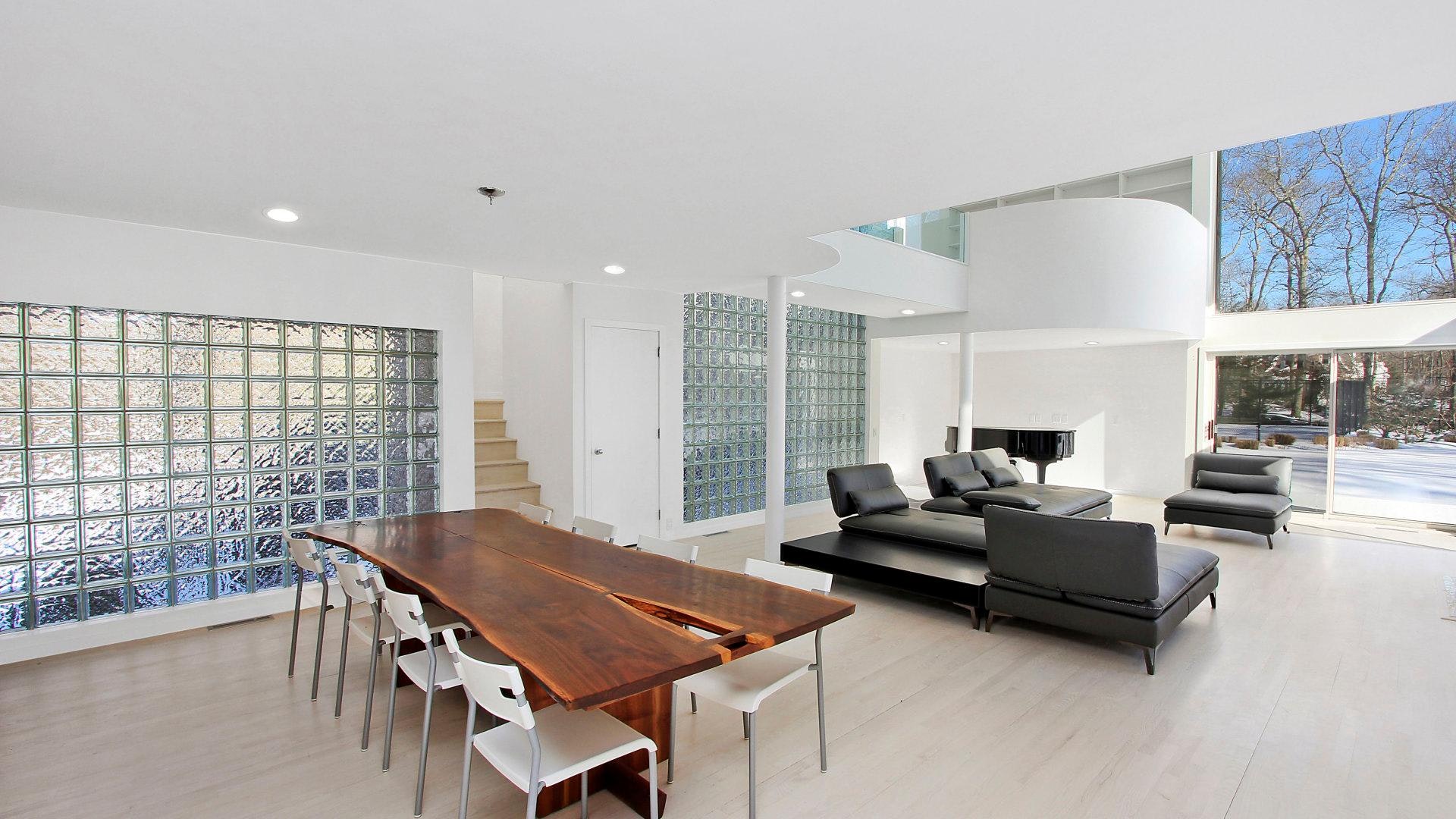 Gorgeous Hamptons Vacation Home with Private Pool Sleeps 12