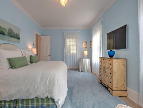 Beautiful Hamptons Vacation Rental with Private Pool