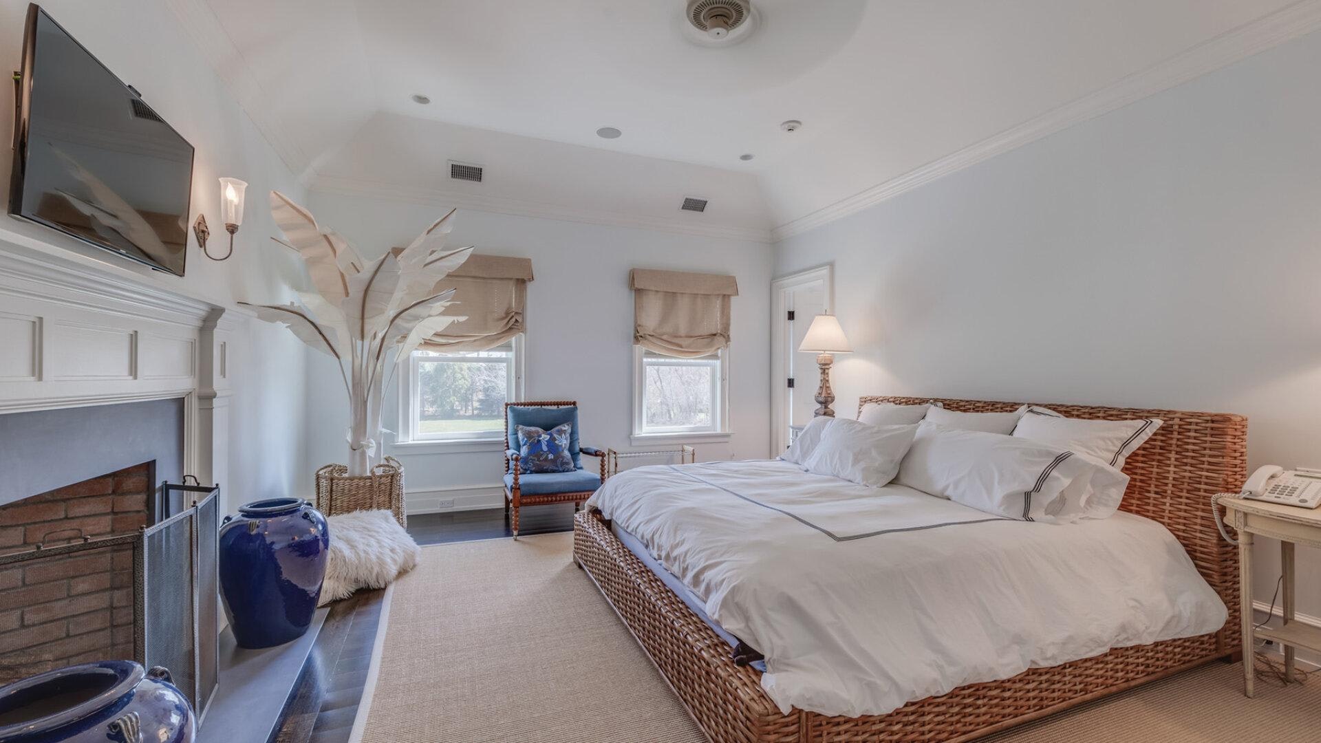 Gorgeous Hamptons Vacation Home with Private Pool & Spa