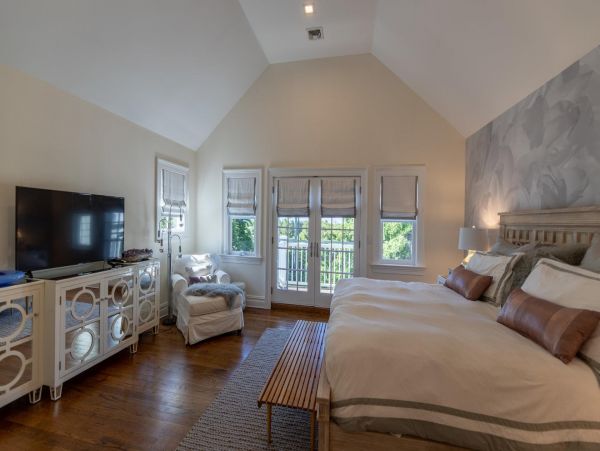 Gorgeous Hamptons Vacation Home with Private Pool Sleeps 10