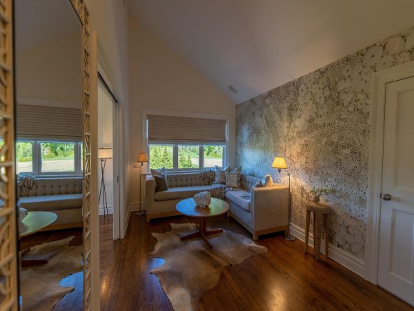 Gorgeous Hamptons Vacation Home with Private Pool Sleeps 10