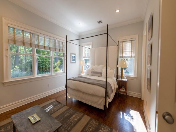 Gorgeous Hamptons Vacation Home with Private Pool Sleeps 10