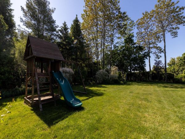Gorgeous Hamptons Vacation Home with Private Pool Sleeps 10