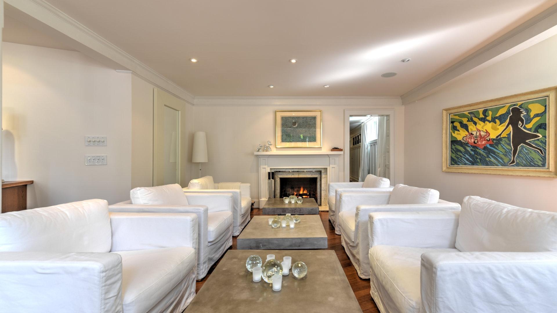 Hamptons Vacation Home 5 Bedrooms with Private Pool & Hot Tub