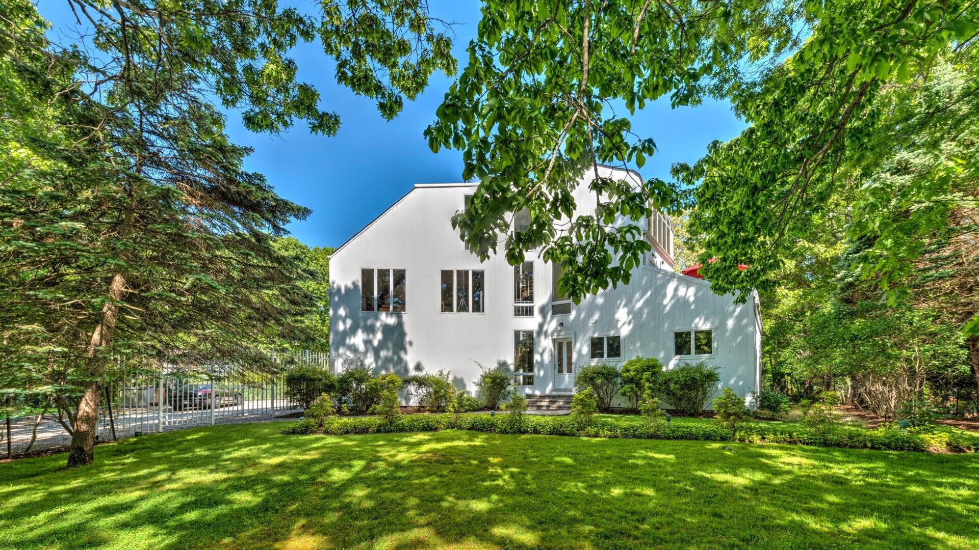 Gorgeous Hamptons Vacation Home with Private Pool Near Beach