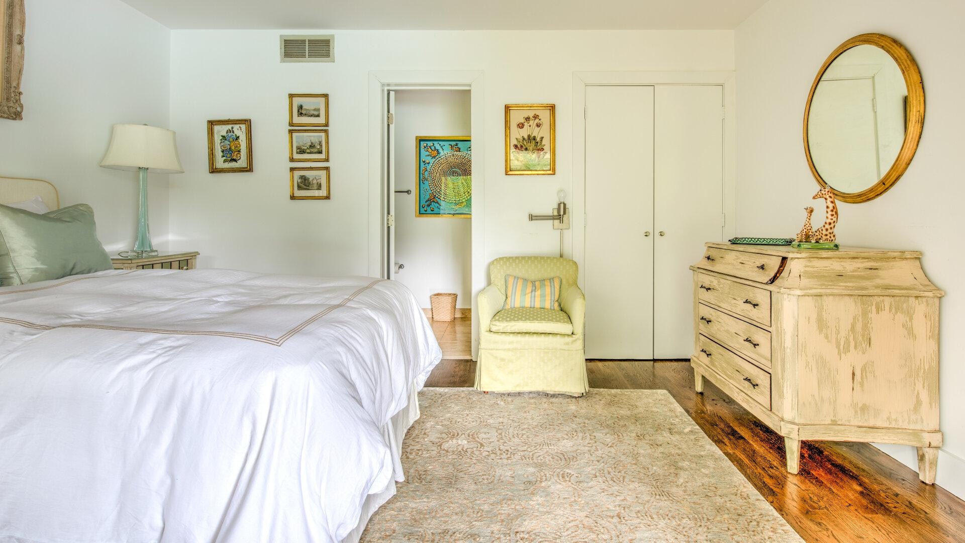 Southampton Vacation Home Four Bedroom with Pool