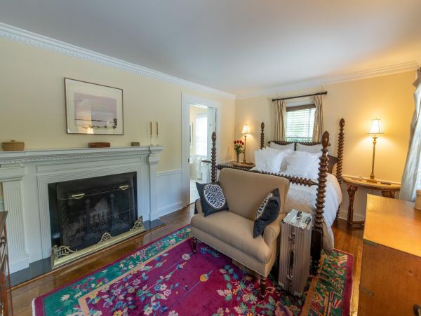 Gorgeous Hamptons Vacation Home with Private Pool Sleeps 16