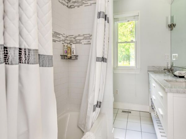 Southampton Vacation Home Five Bedroom with Pool