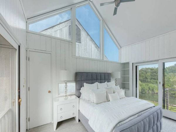 Stunning Five Bedroom Vacation Pool Home in South Hamptons