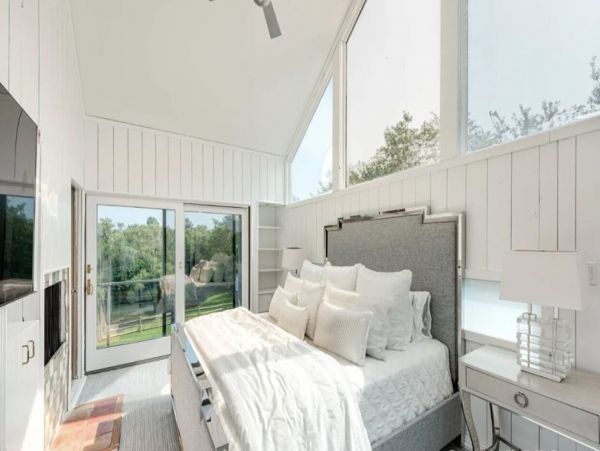 Stunning Five Bedroom Vacation Pool Home in South Hamptons