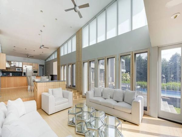 Stunning Five Bedroom Vacation Pool Home in South Hamptons