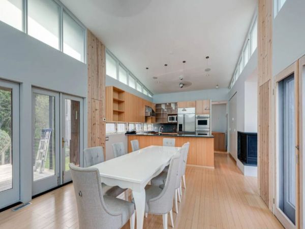 Stunning Five Bedroom Vacation Pool Home in South Hamptons