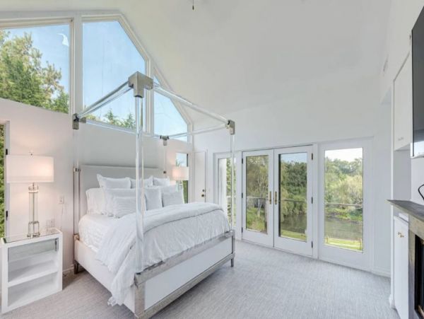 Stunning Five Bedroom Vacation Pool Home in South Hamptons