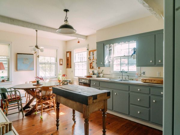 Beautiful Hamptons Vacation Home Walk to Beach Sleeps 10